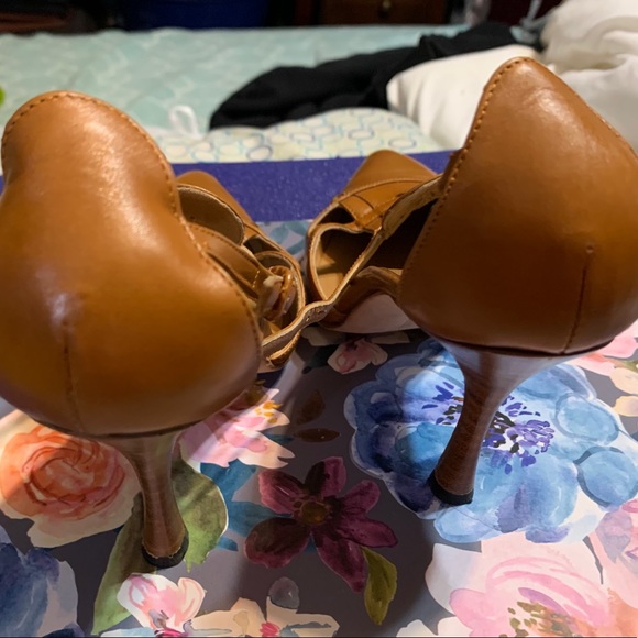 Manolo Blahnik Camel-Color Point-Toe Kitten Heels - Picture 6 of 7